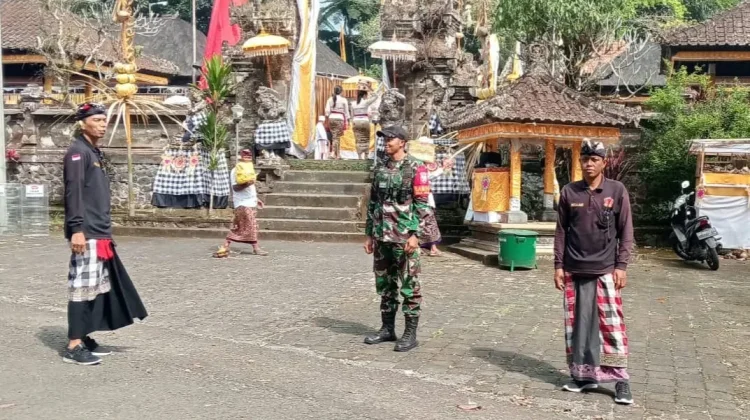 Babinsa Jatiluwih Amankan Piodalan di Pura Luhur Pucak Petali