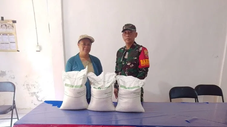 Pemdes Lembongan Salurkan Bantuan Beras, Dikawal Babinsa