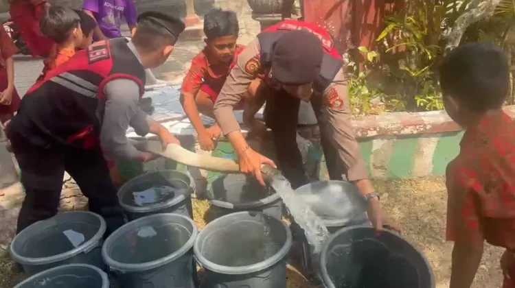 Dampak Kemarau Panjang, Polres Jembrana Kirim 6.000 Liter Air Bersih ke Sekolah