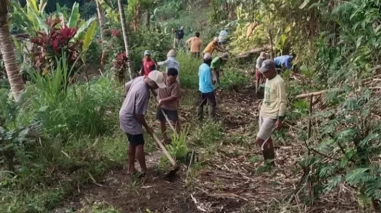 Babinsa dan Warga Desa Bersiap Bangun Jembatan Penghubung Antarbanjar