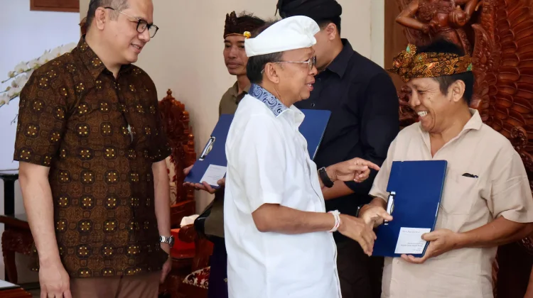 Gubernur Koster Serahkan CSR St Regis, Dukung Pelestarian Seni dan Budaya Bali