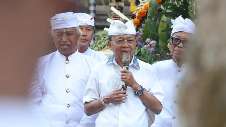 Tangkil ke Pura Bukit Mentik, Gubernur Koster Komitmen Jaga Peradaban Bali