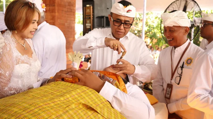 Wali Kota Jaya Negara Ngayah Nyangging di Metatah Massal PHDI Denpasar