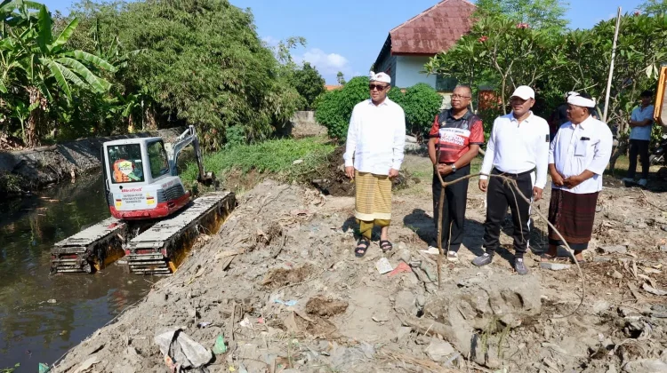 Antisipasi Banjir, Pemkot Denpasar Tangani 40 Titik Sungai dan Drainase
