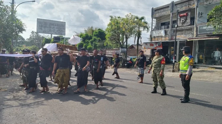 Babinsa dan Pecalang Dauh Peken Kawal Pemakaman di Setra Gandamayu