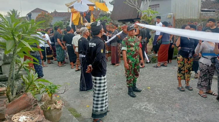 Babinsa Jegu Kawal Prosesi Pitra Yadnya
