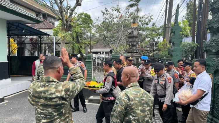 Polsek Tegallalang Beri Kejutan HUT ke-81 TNI di Koramil