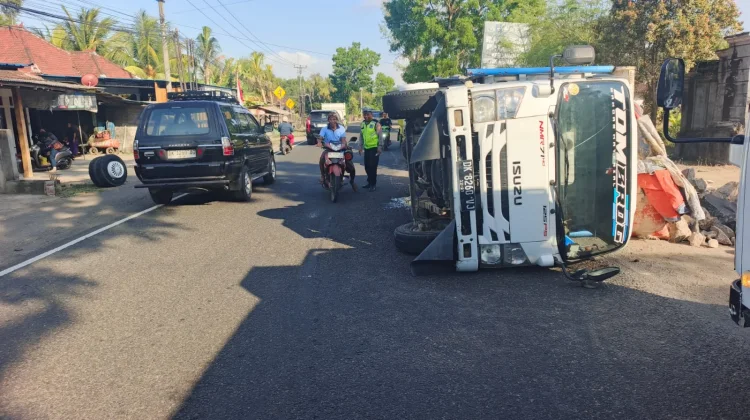 Pecah Ban, Dump Truk Terguling di Melaya, Jembrana