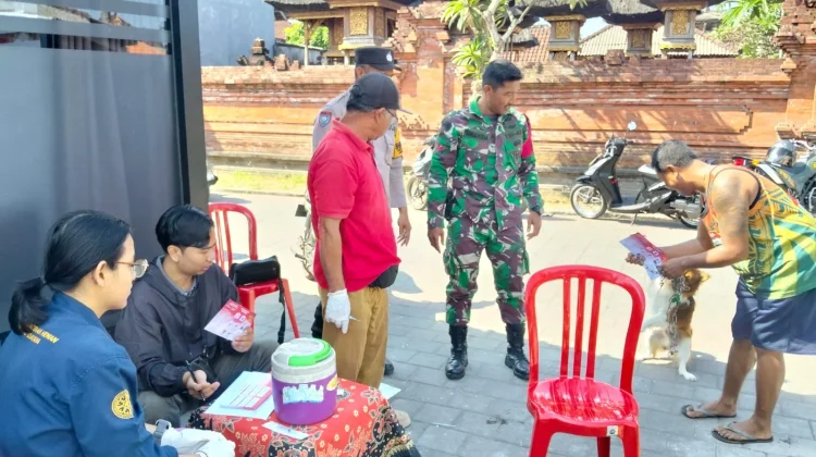 Babinsa Penarukan Kawal Perlindungan Hewan Peliharaan dengan Vaksinasi Rabies