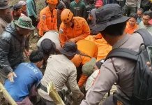 Petani Pencari Bambu Tertimbun Longsor