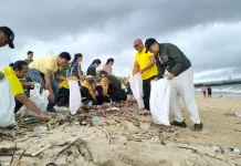 Dewan Badung Bersama Warga Bersihkan Pantai Kedonganan