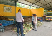 Bhabinkamtibmas Desa Paksebali Sambangi TPS 3R