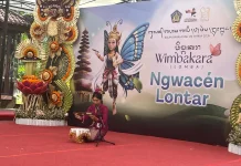 Remaja Bali Fasih Ngwacen Lontar Bulan Bahasa Bali