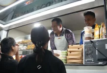 Kembang-Ipat Jadi Pedagang saat Peluncuran Food Truck UMKM