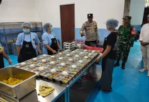 Polsek Gianyar Dukung Pendistribusian MBG di Desa Bakbakan