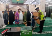 Pastikan Jemaah Khusyuk, Polsek Kuta Utara Kawal Pelaksanaan Salat Tarawih