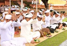 Sambut HUT ke-238, Pemkot Denpasar Gelar Persembahyangan Bersama