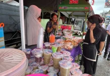 Penjualan Takjil Tetap Ramai saat Cuaca Ekstrem