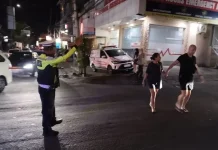 Unit Lantas Kuta Utara Patroli dan Bantu Wisatawan Menyebrang Malam Hari