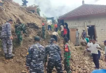 Kemanunggalan TNI Rakyat Evakuasi Material Longsor