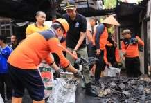 Aksi Bersih-bersih Pasca Kebakaran di Banjar Budaga