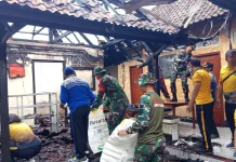 Kodim Klungkung Gotong Royong Bersihkan Rumah Terbakar