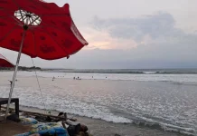 Payung Pedagang Pantai Kuta akan Diseragamkan