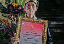 Konsisten Menjaga Warisan Lontar, I Wayan Turun Raih Bali Kerthi Nugraha Mahottama