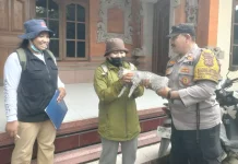 Cegah Rabies, Bhabinkamtibmas Dampingi Tim Lakukan Vaksinasi Hewan