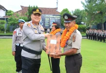 Polres Klungkung Gelar Upacara Kenaikan Pangkat Pengabdian