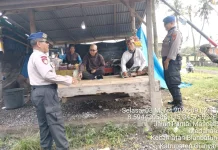 Jaga Kebersihan Pesisir, Polres Gianyar Sambangi Wisatawan di Pantai