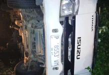 Pikap Sayur Masuk Selokan usai Serempetan Truk