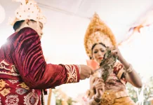 Makna Simbolis Tikar Dadakan dalam Ritual Pernikahan Bali