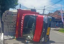 Palet Patah, Truk Terguling di Persimpangan Lateng Negara