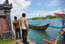 Dihantam Angin Kencang, Belasan Perahu Nelayan Jembrana Terbalik