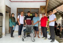 Wabup Ipat Bantu Dua Lansia Kursi Roda di Jembrana