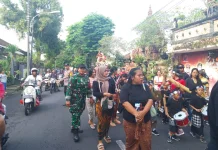 Babinsa Dampingi Generasi Muda Lestarikan Tradisi Ogoh-ogoh