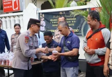Polres Bandara Ngurah Rai Berbagi Takjil Ramadan di Masjid Nurul Huda