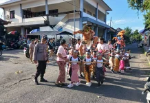 Bhabinkamtibmas Dawan Kaler Amankan Pawai Ogoh-ogoh Anak TK
