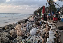 Abrasi Pantai Kuta Rusak Pedestrian, Akses Wisatawan dan Pedagang Terganggu