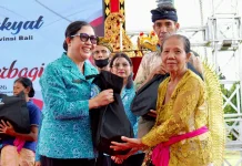 Ny. Rai Wahyuni Sanjaya “Berbelanja dan Berbagi”dalam Pasar Rakyat TP PKK Bali