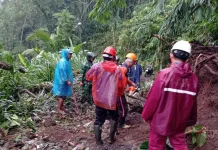 Aparat Gabungan Bersihkan Material di Desa Timuhun