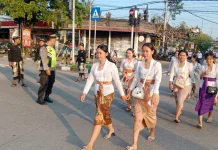 Prosesi Melasti Desa Adat Serongga ke Pantai Lebih Berlangsung Tertib