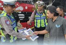 Satgas Kamseltibcarlantas Polres Badung Sosialisasikan Pembatasan Truk Sumbu 3