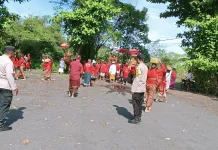 Polsek Klungkung Amankan Upacara Melasti di Pantai Watu Klotok