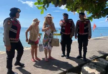 Patroli Dialogis Polisi Jaga Keamanan Pantai Mertasari
