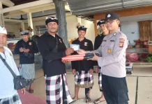 Polsek Banjarangkan Gelar Binluh dan Serahkan Senter Lalin