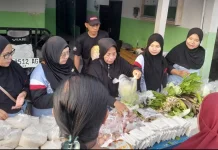 Warga Antusias Sambut Pembagian Ratusan Sayur dan Sembako Gratis di Monang-Maning