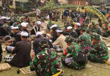 Personel Kodim Tabanan Perkuat Tradisi Ngayah di Pura Ulun Danu Batur