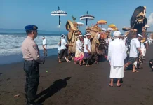 Sat Polairud Polres Klungkung Amankan Upacara Melasti di Pantai Watu Klotok
